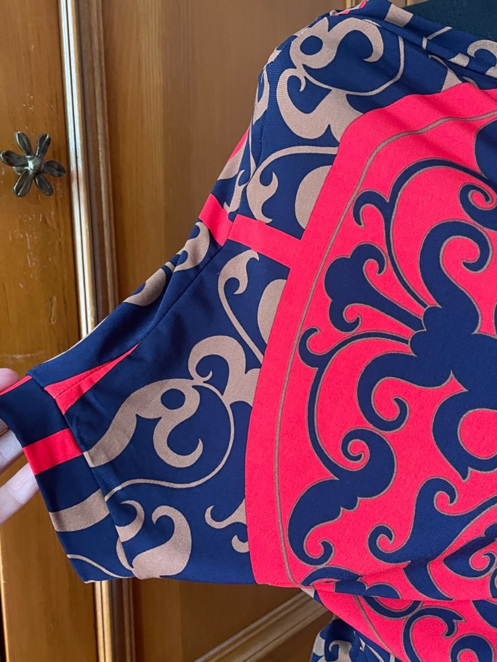 🇨🇦 Asymmetrical Women's Draped Print Blouse in Navy, Red & Beige - One Size - Picture 3 of 11